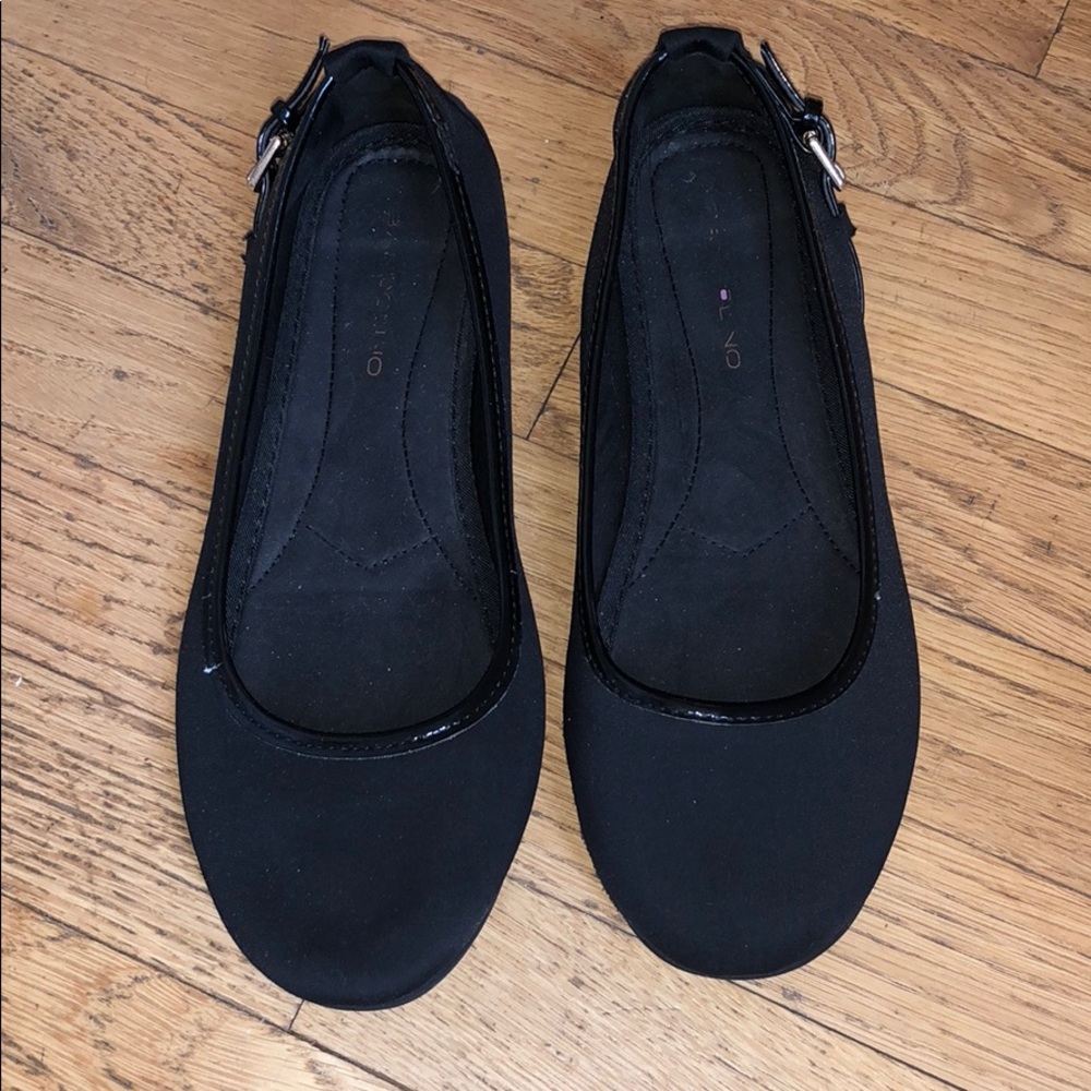 Bandolino shoes black w/ gold buckle SZ. 7 1/2